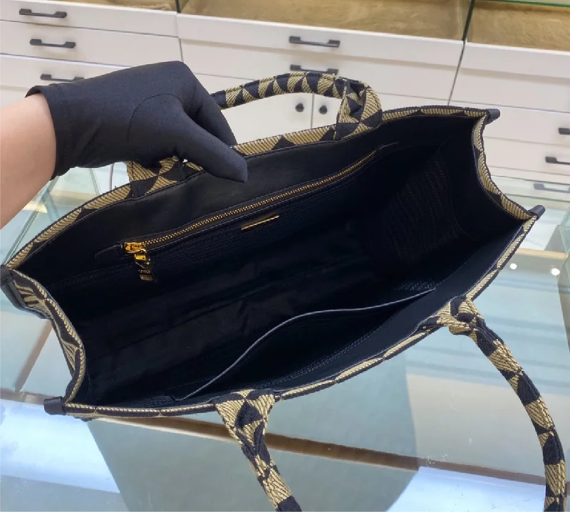 Large Prada woman handbag